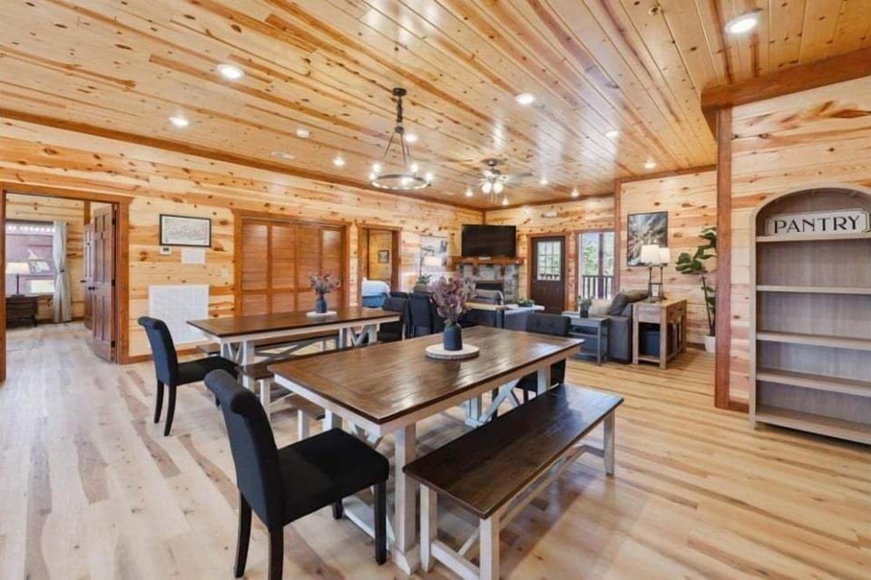 Cabin, Multiple Bedrooms | Dining