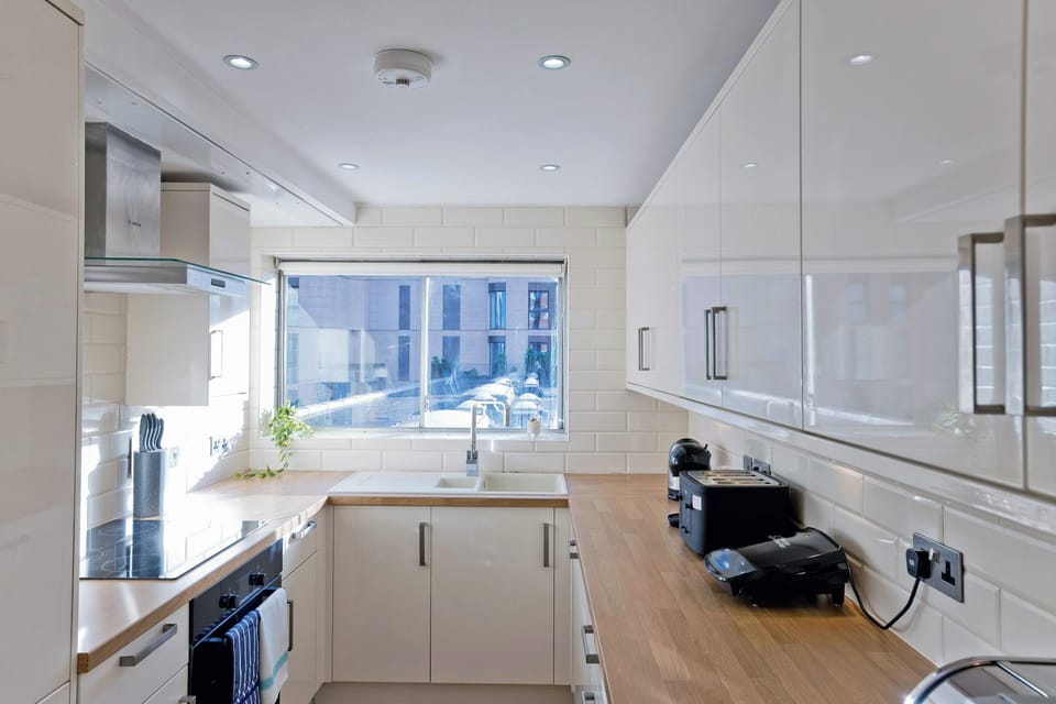 Apartment, City View | Private kitchen | Electric kettle