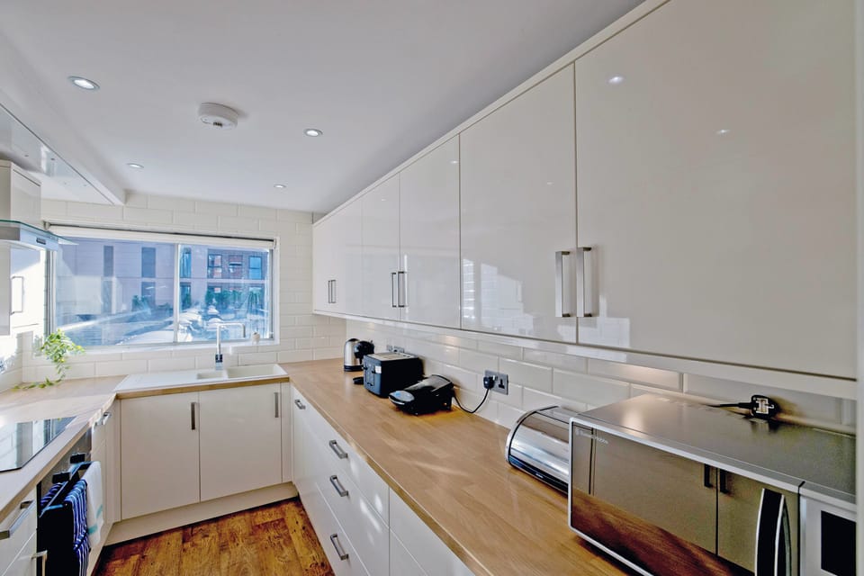 Apartment, City View | Private kitchen | Electric kettle