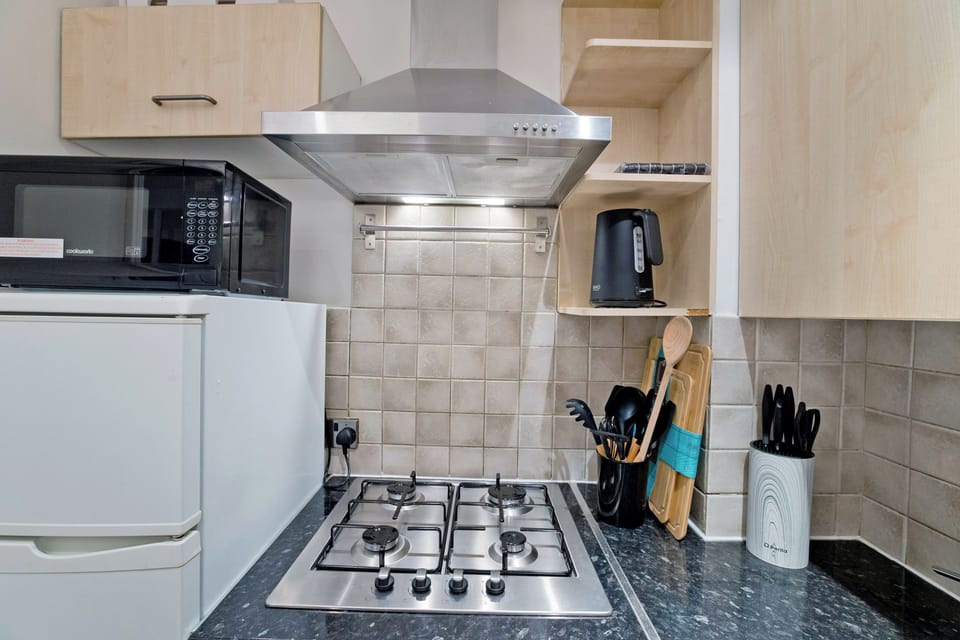 Apartment, City View | Private kitchen | Electric kettle, toaster