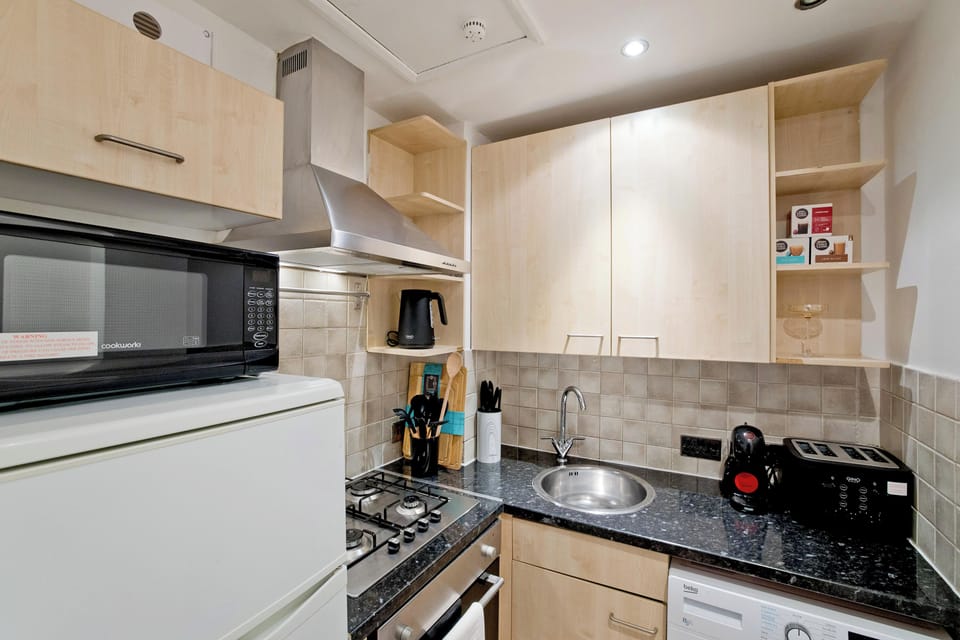 Apartment, City View | Private kitchen | Electric kettle, toaster