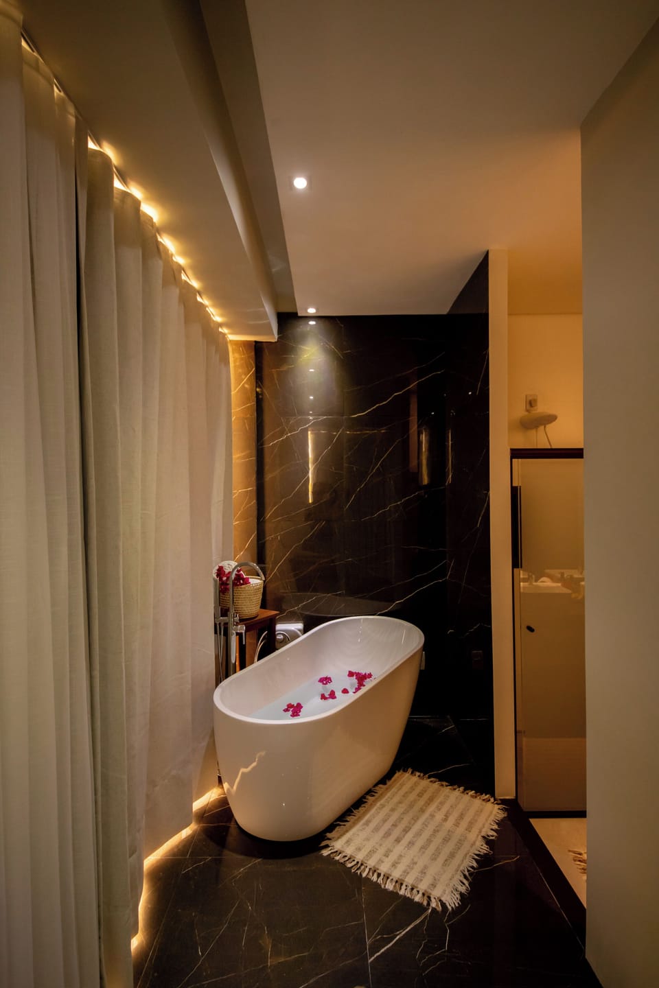 Suite Panoramica Vista Mar | Bathroom | Hair dryer, towels, soap, toilet paper