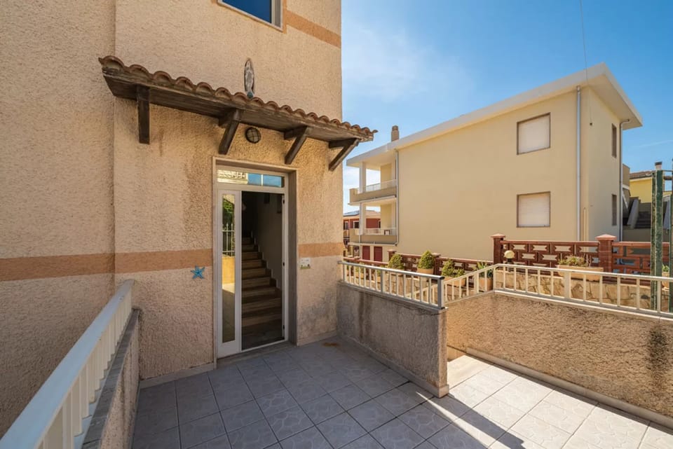 Apartment, 3 Bedrooms, Balcony | Property entrance