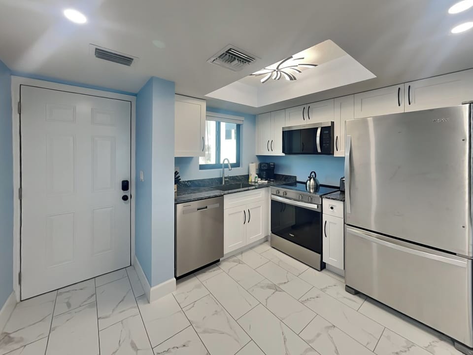 Entry Area to Kitchen