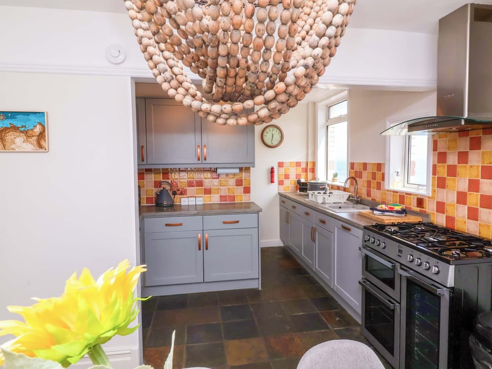 Cottage | Private kitchen | Fridge, microwave, dishwasher, toaster