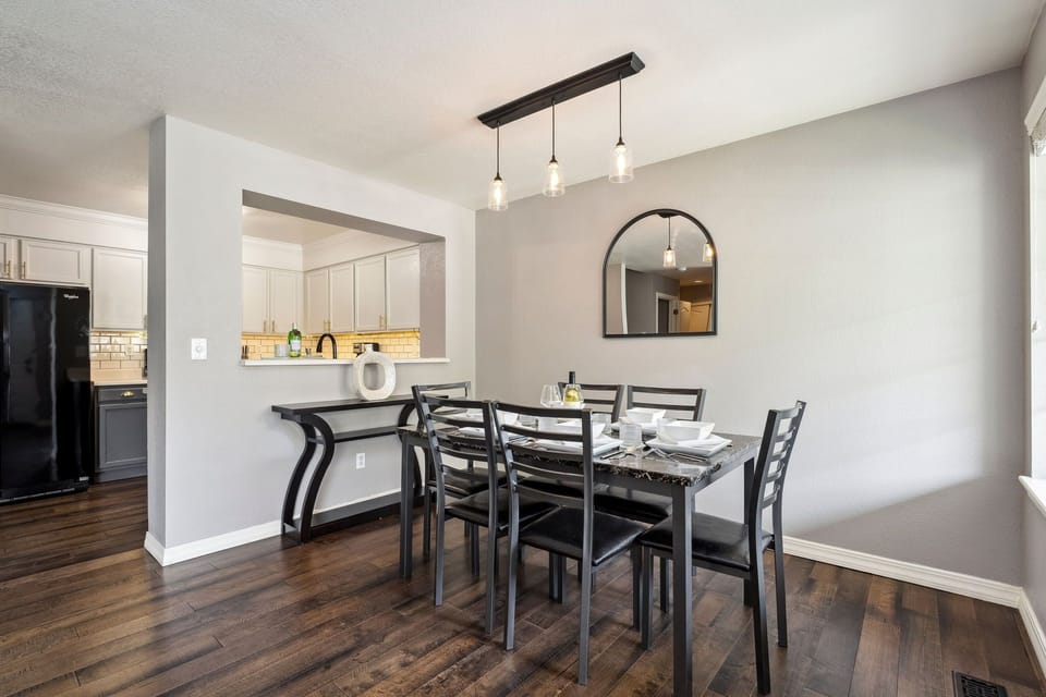 Dining Area | Seating for 6!