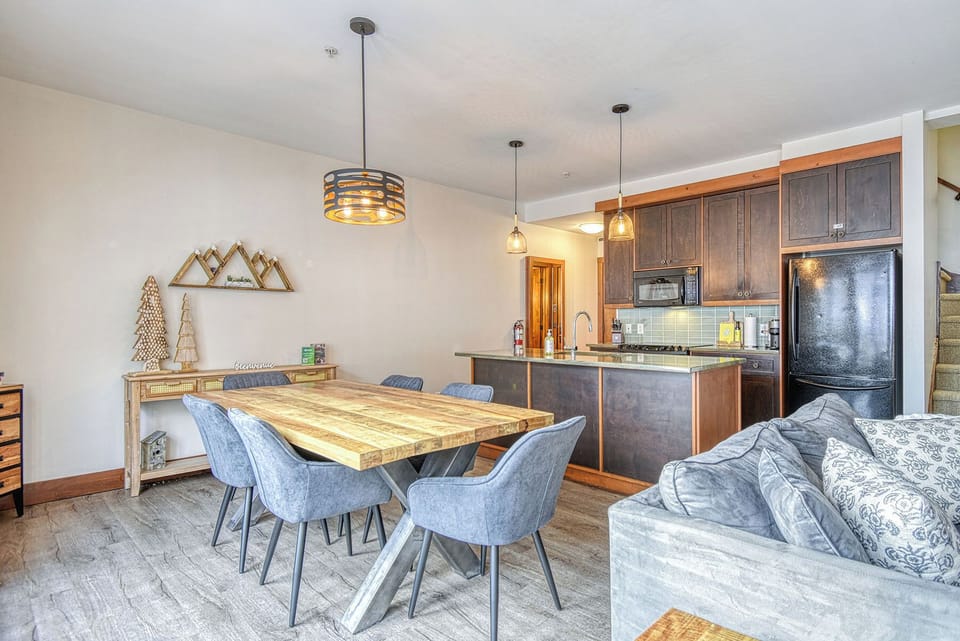 1520 Versant Soleil, Unit 12 | In-room dining