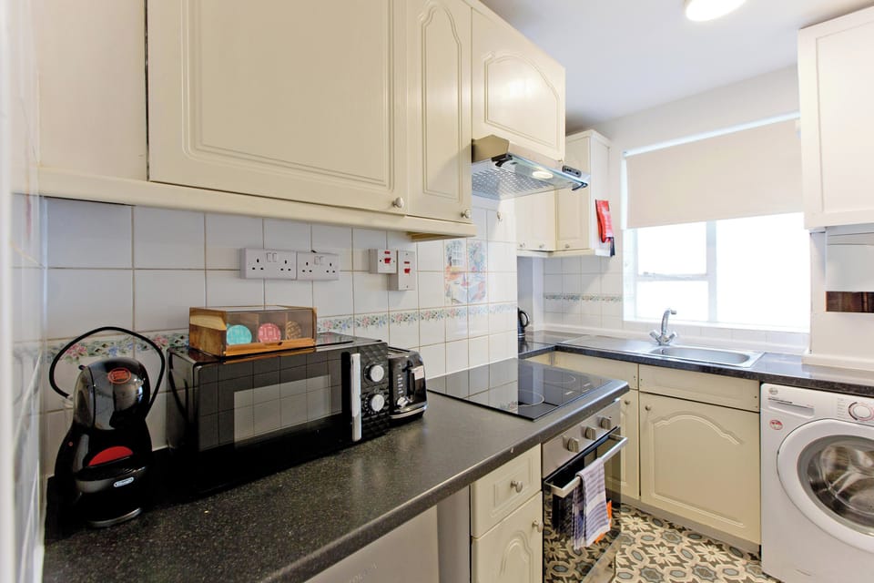 Apartment | Private kitchen | Electric kettle, toaster