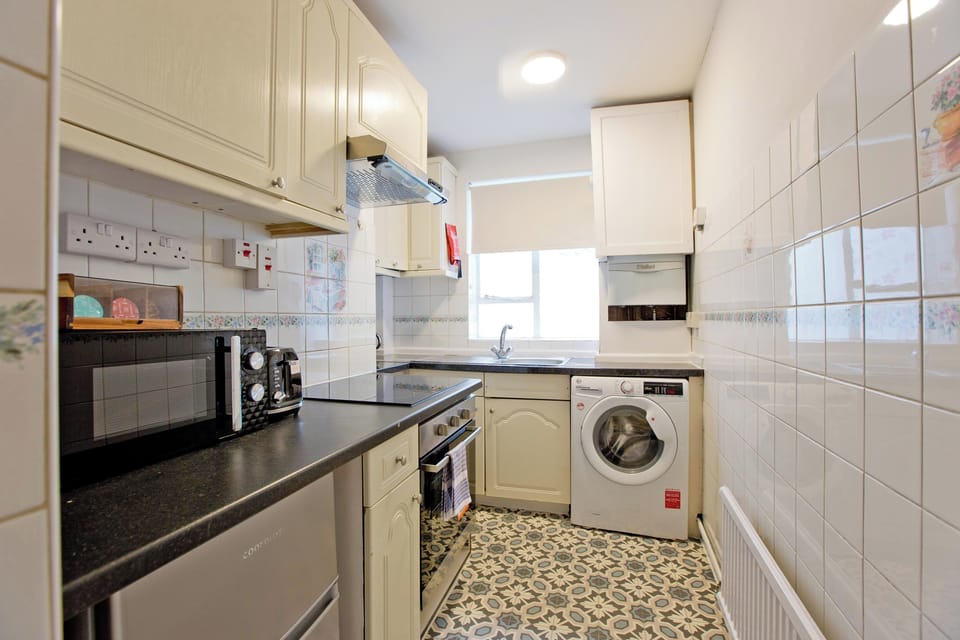 Apartment | Private kitchen | Electric kettle, toaster