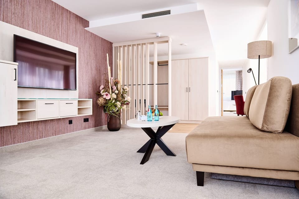 Superior Suite | Bathroom | Free toiletries, hair dryer, towels