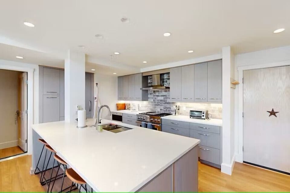 Kitchen - Updated and fully appointed chef's kitchen