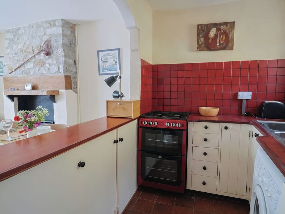 Fridge, cookware/dishes/utensils
