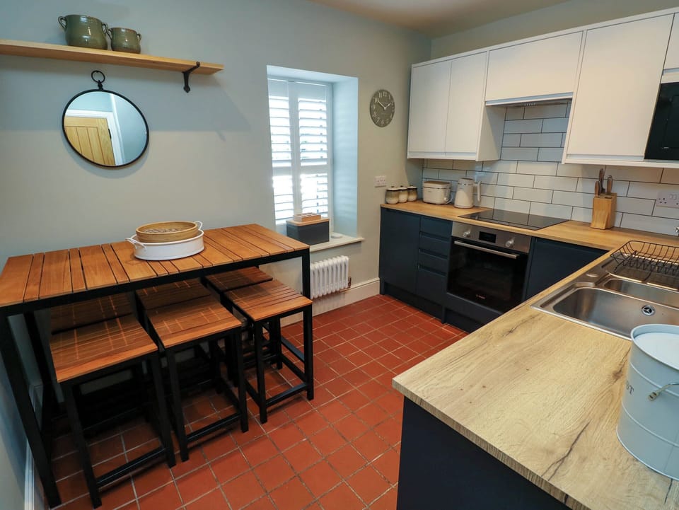 Fridge, microwave, dishwasher, cookware/dishes/utensils