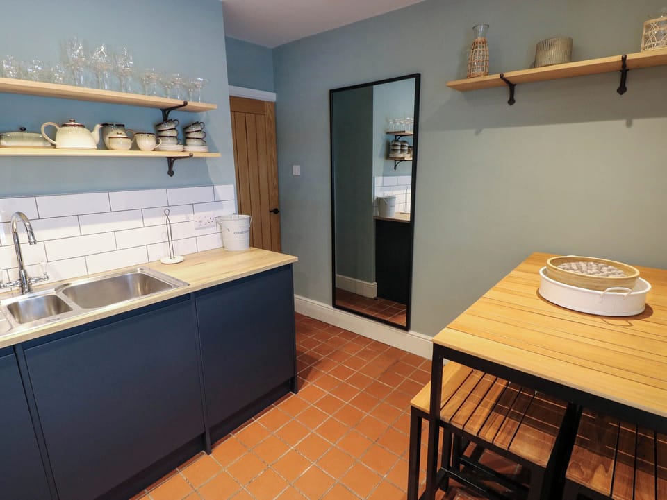 Fridge, microwave, dishwasher, cookware/dishes/utensils