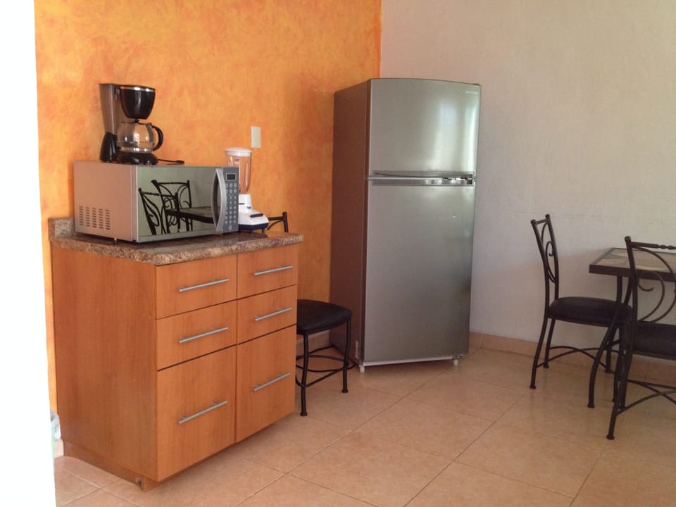 Comfort Suite | Breakfast area | Daily continental breakfast for a fee
