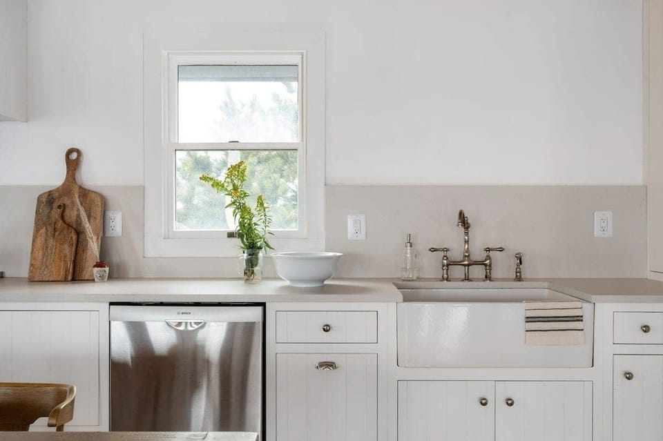 Designer-designed kitchen with all the amenities!