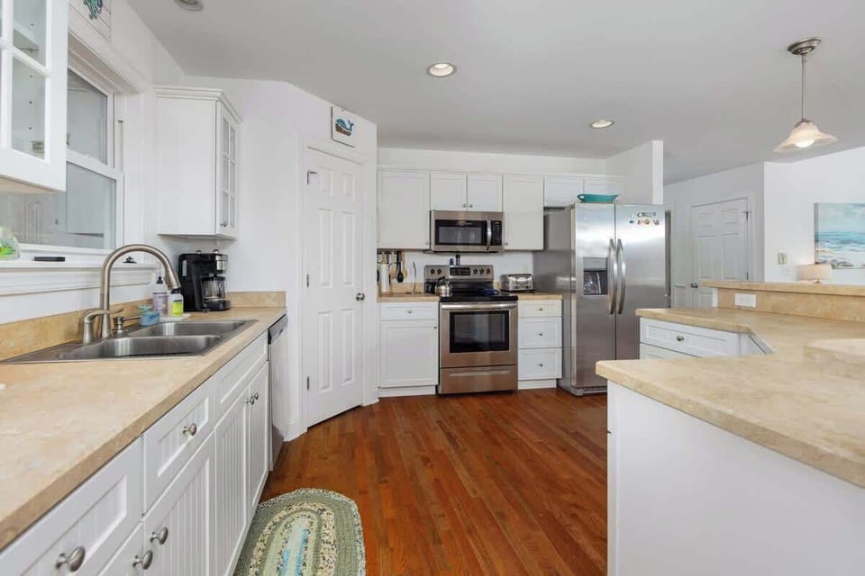 Fully Equipped Kitchen for Mealtime at the beach!