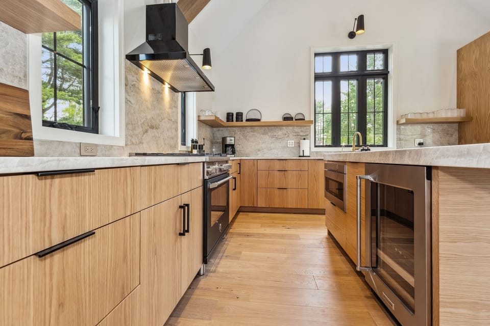 High-end appliances and luxury finishes meet fully equipped functionality