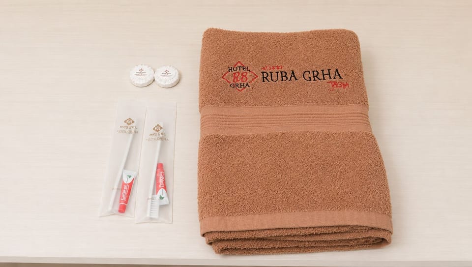 Standard Twin Room | Desk, free WiFi