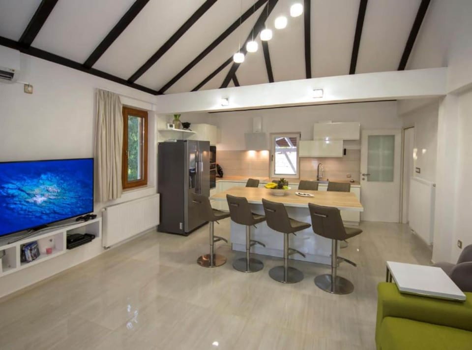 Villa (Three Bedroom Villa with Outdoor Pool) | Living room | 32-inch flat-screen TV with satellite channels