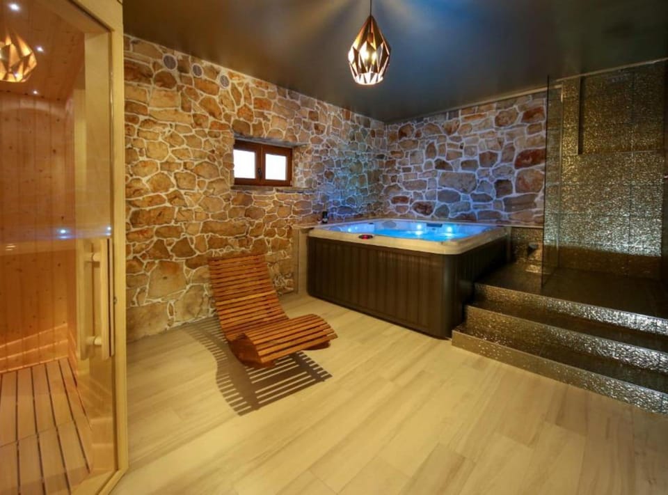 Villa (Three Bedroom Villa with Outdoor Pool) | Sauna