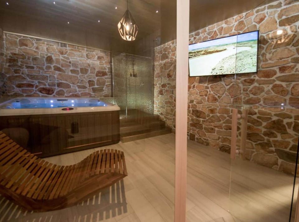 Villa (Three Bedroom Villa with Outdoor Pool) | Sauna