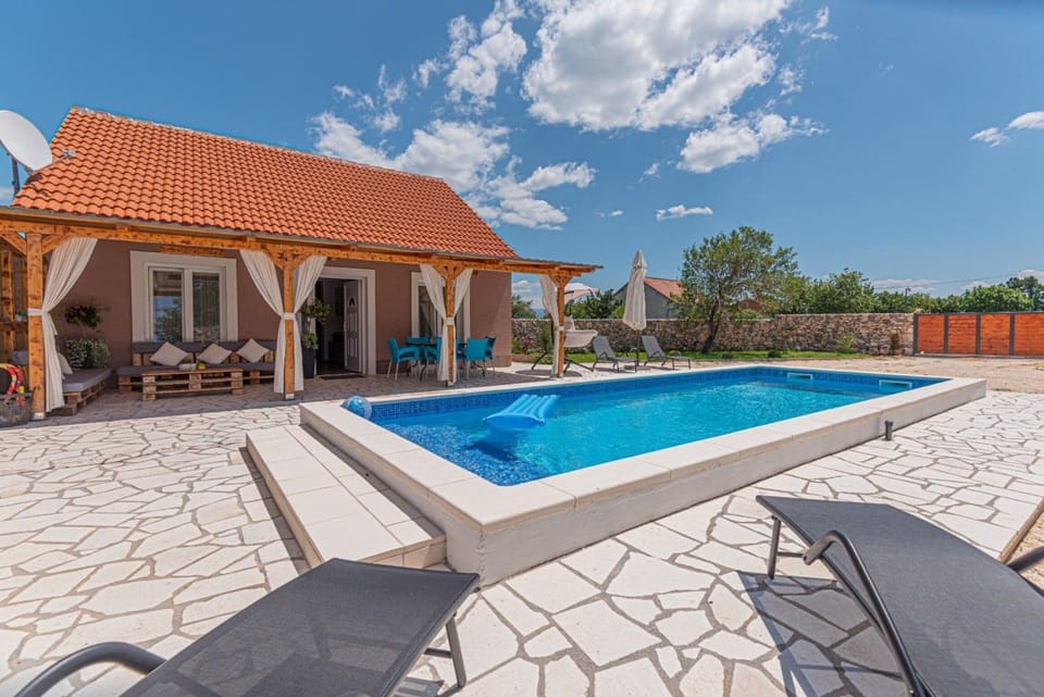 House (Holiday Home Luca) | Outdoor pool