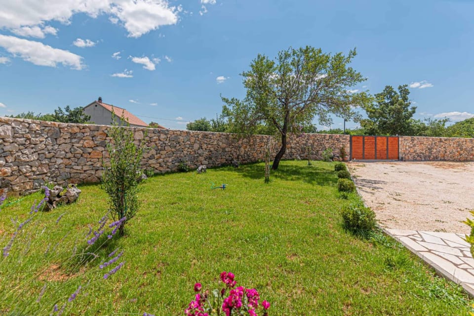 House (Holiday Home Luca) | Exterior