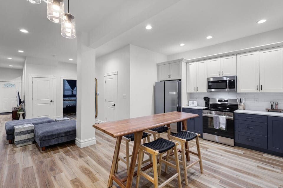 This fully equipped kitchen features a stylish island with 4 bar stools, offering a functional space for cooking, dining, or enjoying a drink.