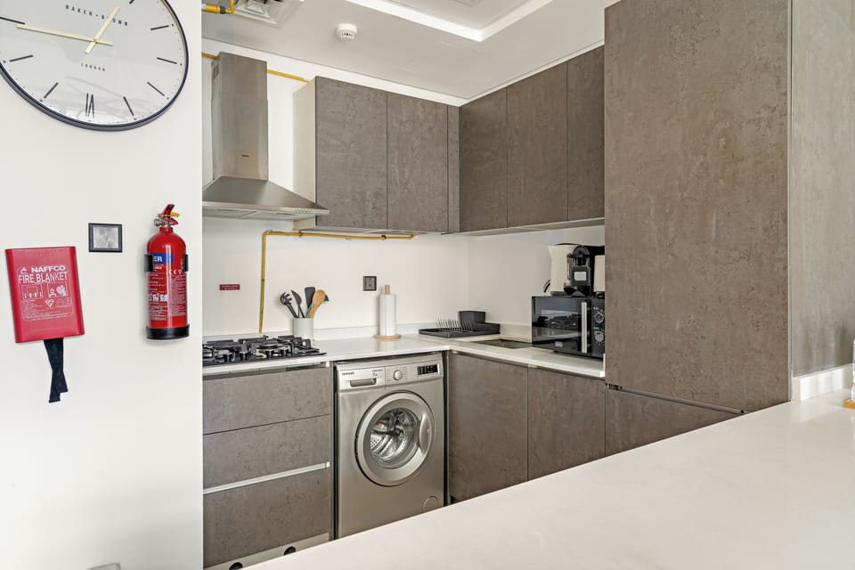 Deluxe Apartment | Private kitchen | Fridge, microwave, oven, stovetop