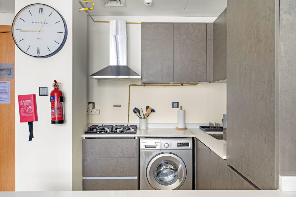 Deluxe Apartment | Private kitchen | Fridge, microwave, oven, stovetop