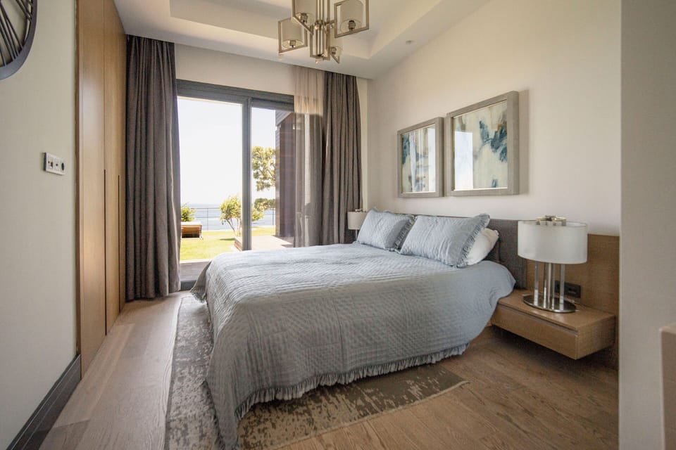Premium bedding, minibar, free WiFi, bed sheets
