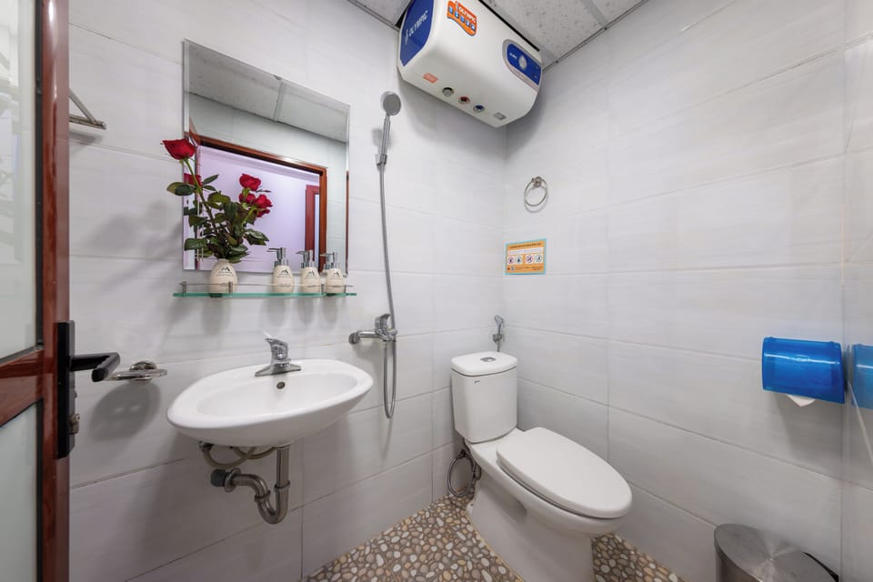 Luxury Double Room, City View | Bathroom | Shower, free toiletries, hair dryer, slippers