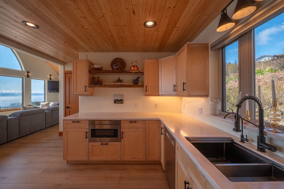 Fully equipped kitchen, perfect for home-cooked meals.
