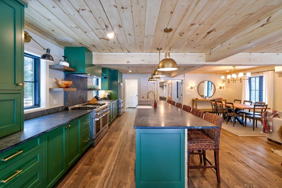 Stowe Luxury Getaway, Private & Beautiful 4BR Home (5594)