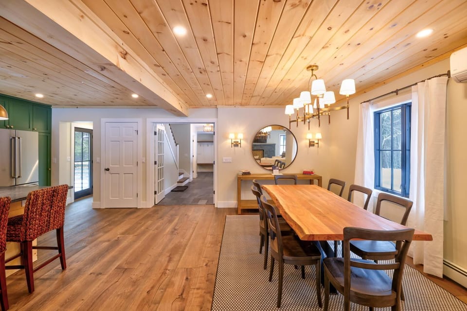 Stowe Luxury Getaway, Private & Beautiful 4BR Home (5592)