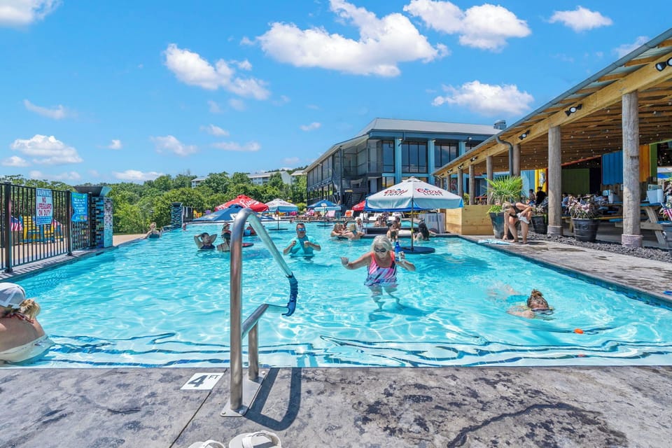 Sip, swim, and soak up the sun! Chill at the swim-up bar in Rock Lane's brand-new infinity pool — the perfect spot for summer cocktails with friends and unforgettable lake views.