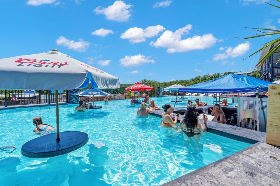 Sip, swim, and soak up the sun! Chill at the swim-up bar in Rock Lane's brand-new infinity pool — the perfect spot for summer cocktails with friends and unforgettable lake views.