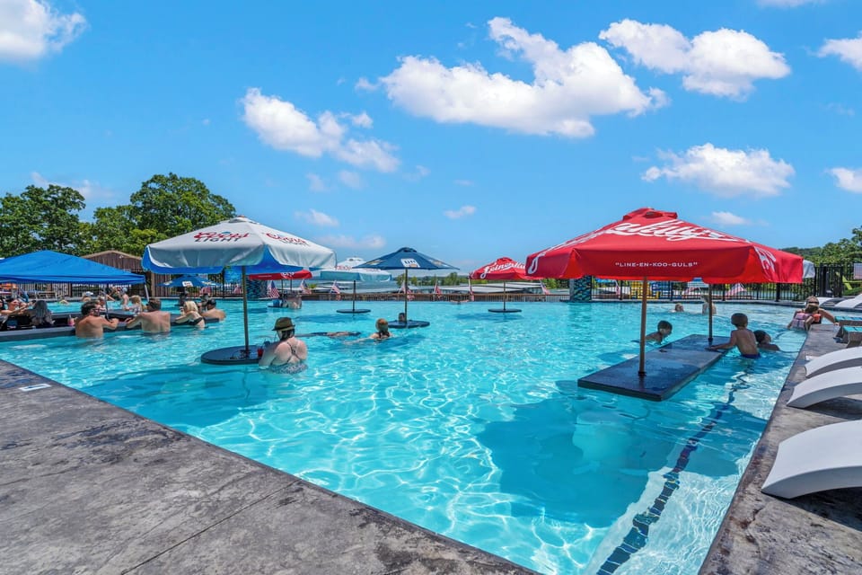 Sip, swim, and soak up the sun! Chill at the swim-up bar in Rock Lane's brand-new infinity pool — the perfect spot for summer cocktails with friends and unforgettable lake views.