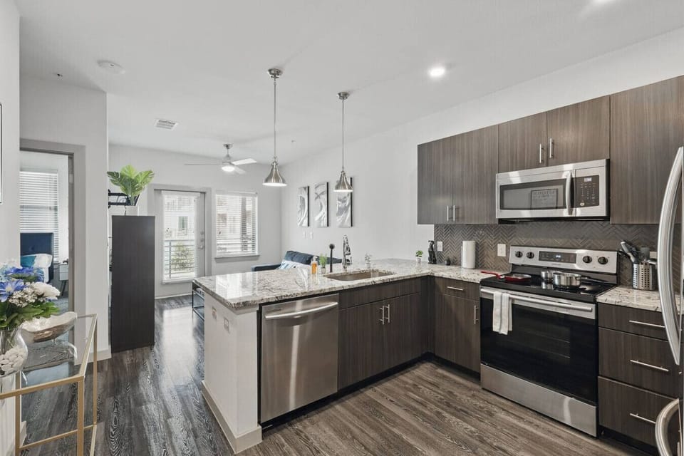 - Fully equipped kitchen with stainless steel appliances - Granite countertops, modern cabinets and tile backsplash - Perfect home rental for cooking and extended stays