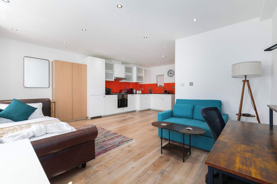 Flooded with natural light, this stylish open-plan studio seamlessly combines a comfortable bed, modern kitchen, dining area and dedicated workspace for a relaxing and effortless stay