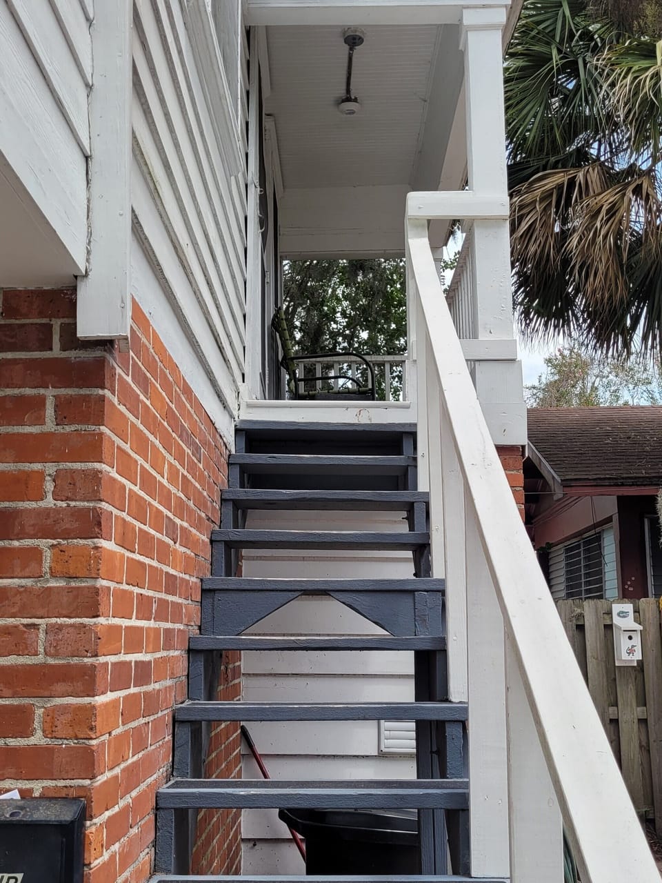This is a SECOND FLOOR airbnb with 15 narrow steps.