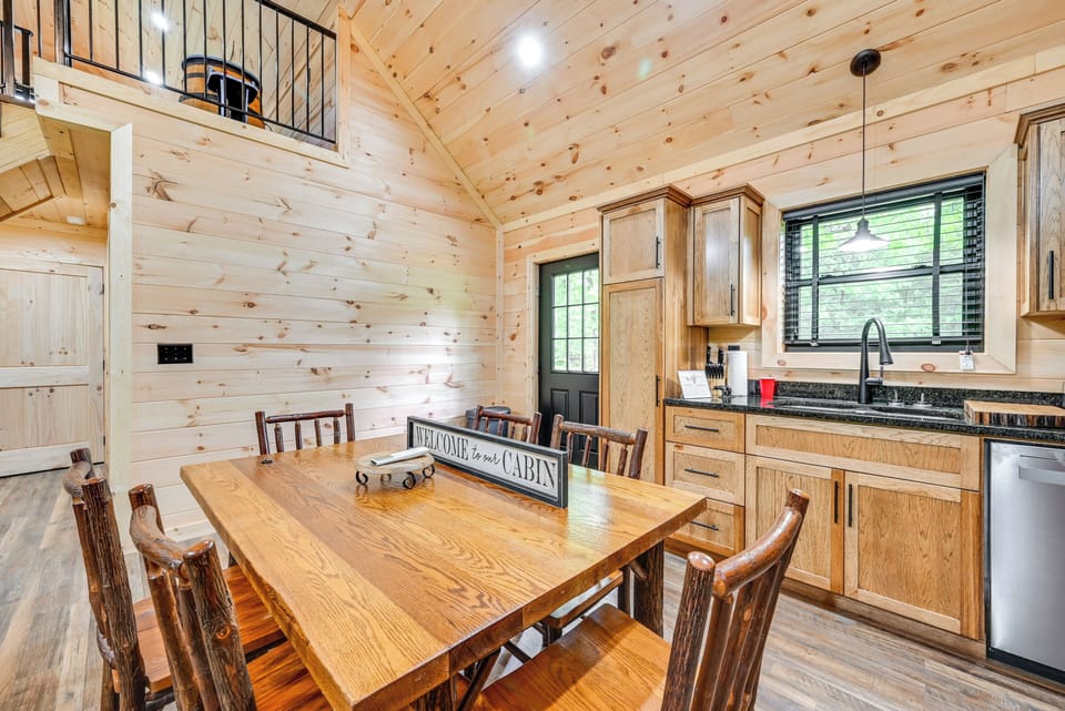Dining Area | Dishware/Flatware Provided | 1st Floor