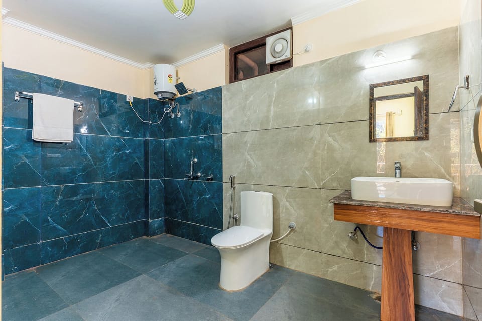Deluxe Room, Hill View | Bathroom | Shower, free toiletries, towels, soap