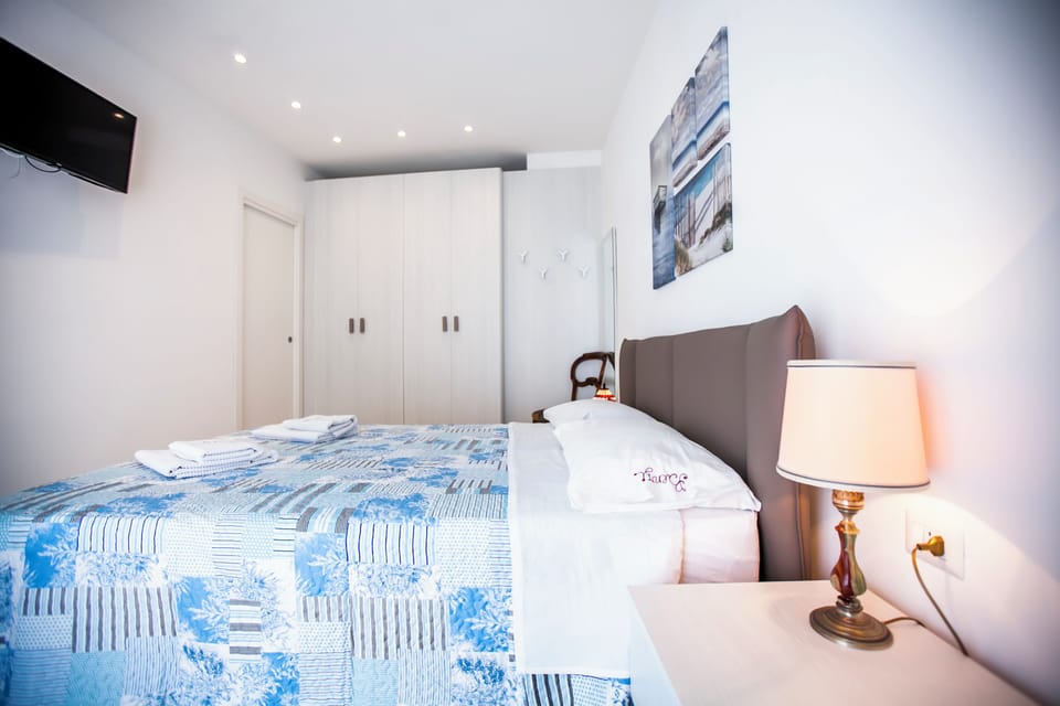 Deluxe Apartment | 1 bedroom, laptop workspace, iron/ironing board, free WiFi