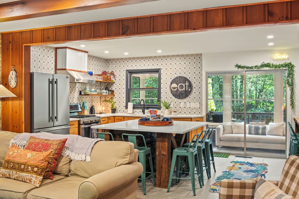 Fully equipped kitchen with a center island table for a dining experience.