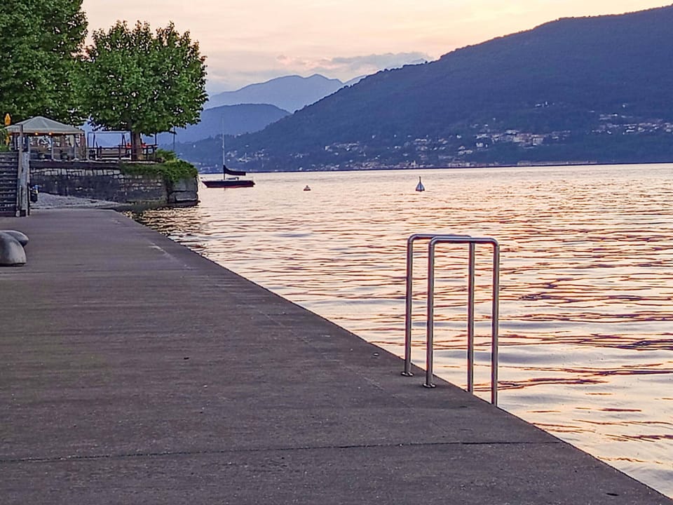 Atmospheric lakefront, ideal for a relaxing walk.
