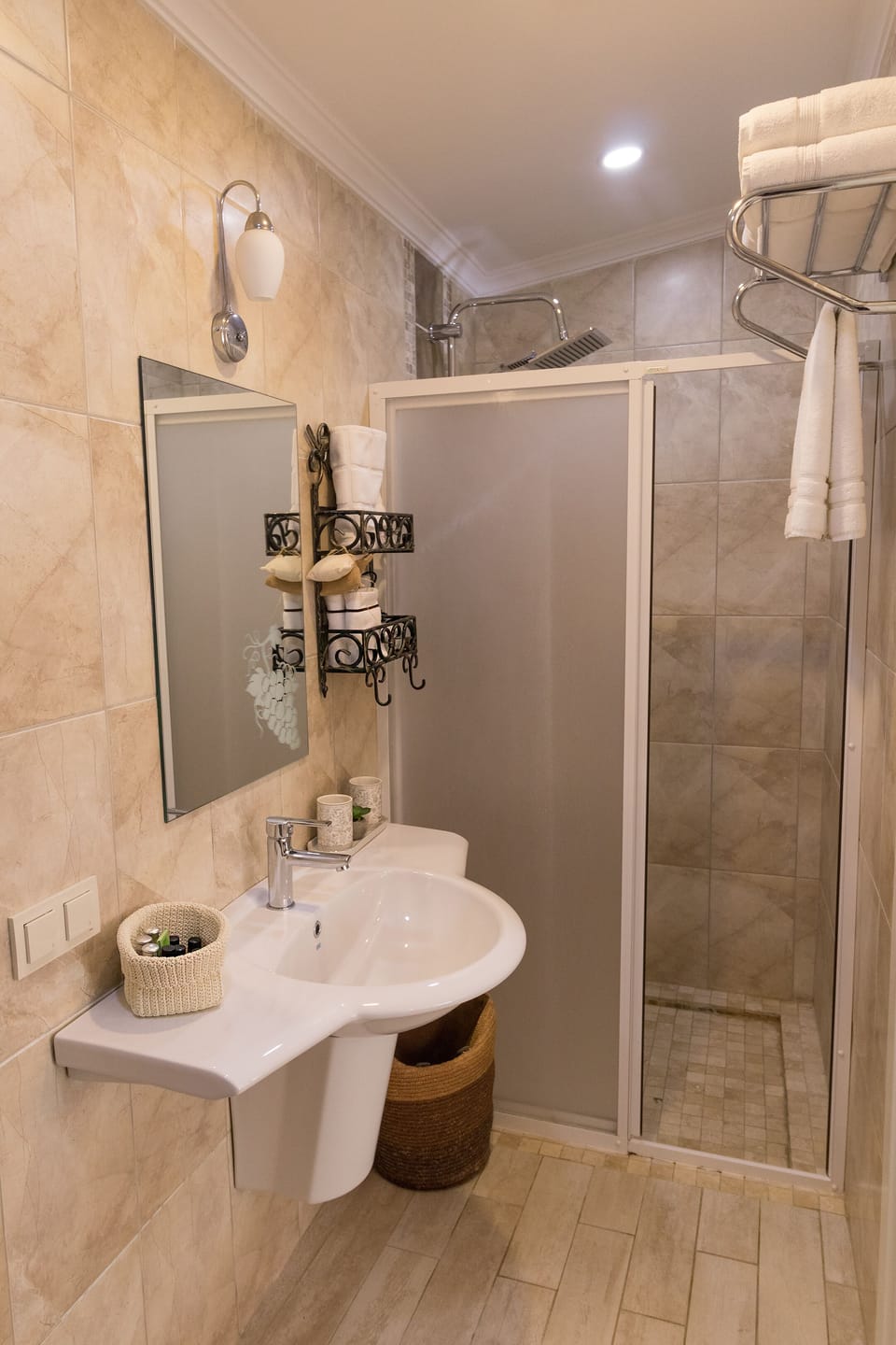 Double Room, Sea View | Bathroom | Shower, free toiletries, hair dryer, slippers
