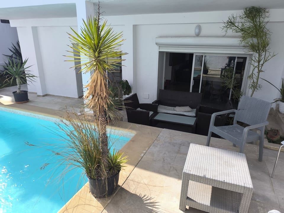 8 outdoor pools