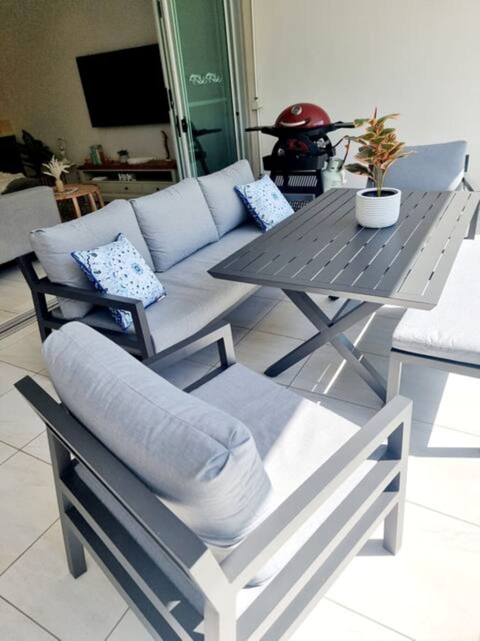 Outdoor sitting area 